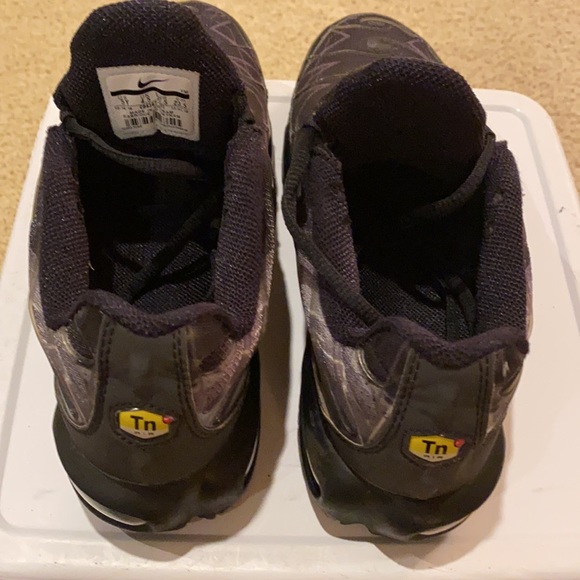 Nike Air Max Youth size 5 sneakers. Black - Picture 4 of 4